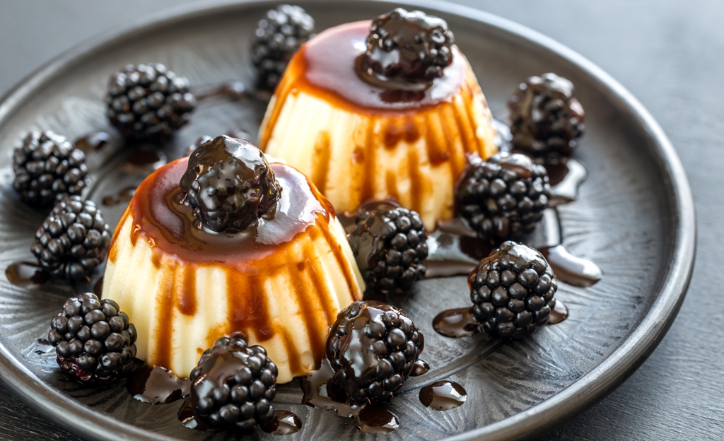 vanilla pudding with blackberries